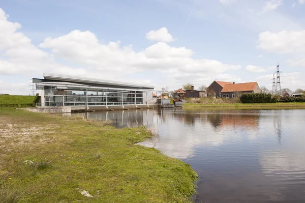 Vannutløp fra pumpestasjon – stockfoto