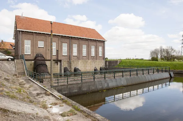 Waterinlaat van historische pompstation — Stockfoto