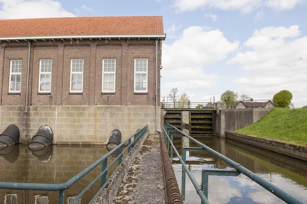 Vatteninlopp och sluss för historiska pumpstation — Stockfoto
