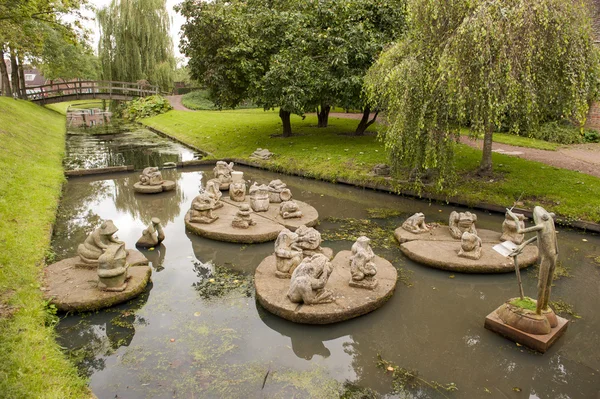 Orquesta de ranas esculpidas en canal — Foto de Stock