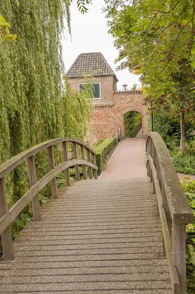 Steegje met brug leidt tot stadsmuur — Stockfoto