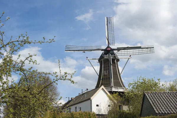 Hölzerne Windmühle in städtischer Umgebung — Stockfoto