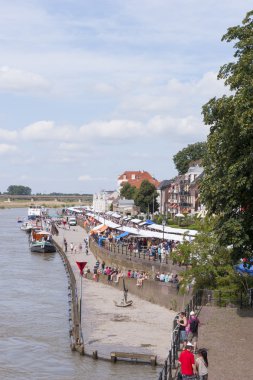deventer kitap Pazar Ağustos 3, Hollanda'da 2014. uzun bir şerit riverwalk boyunca insanlarla kalabalık kitap tezgahları.