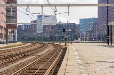 ofis binaları ile terk edilmiş tren istasyonu
