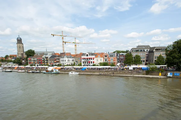 Panoramisch uitzicht op de lange lijn van boek kramen vol met pers — Stockfoto