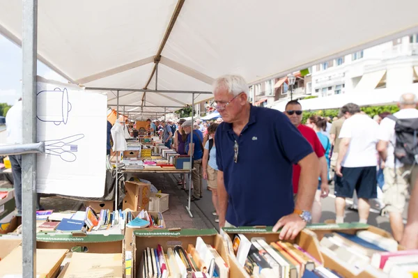 People shopping at white book stalls — Stock Photo, Image