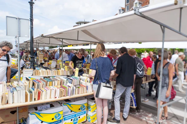 Shopping people at white market booth — Stock Photo, Image