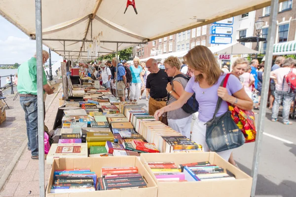 Cabine de mercado com livros em segunda mão e pessoas de compras — Fotografia de Stock