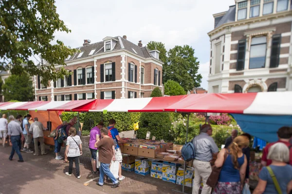 Marktkramen van antieke boekenbeurs vol met winkelen mensen — Stockfoto