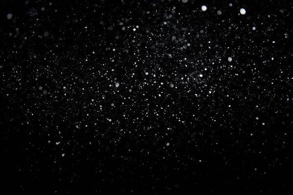 Copos de nieve de tamaño medio que caen reales fuera de foco en el fondo negro para el modo de mezcla de superposición en la fotografía de invierno —  Fotos de Stock