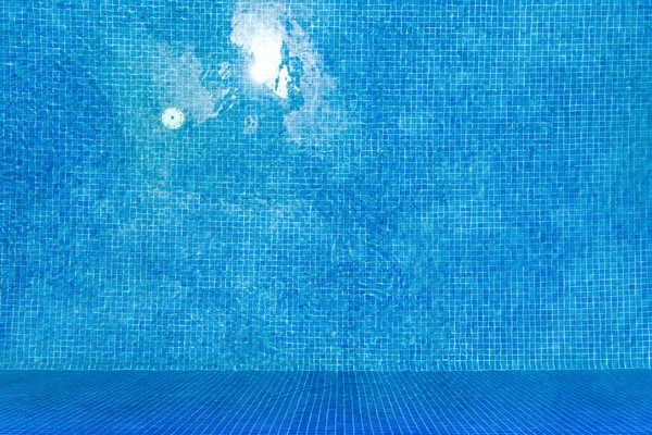 Horní pohled na čistou vodu v modré dlaždice bazénu pozadí — Stock fotografie