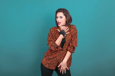 90 'ların tarzında genç ve güzel bir kadın..