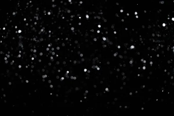 Echt Fallende Mittelgroße Schneeflocken Unscharf Auf Schwarzem Hintergrund Für Overlay — Stockfoto