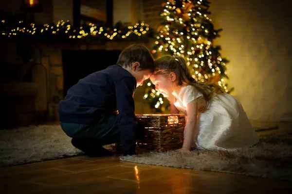 Oğlan Kız Noel Arifesinde Noel Ağacı Çelenklerle Mucizevi Bir Yeni — Stok fotoğraf