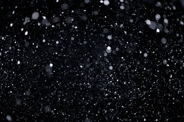 Nieve real cayendo sobre fondo negro para los modos de mezcla en ps. Ver 05 - muchos copos de nieve en desenfoque —  Fotos de Stock