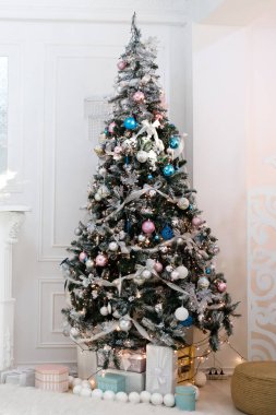 Beyaz iç kısımda büyük bir Noel ağacı.