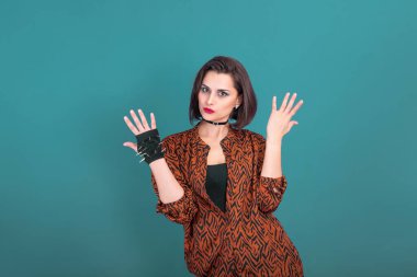 90 'ların tarzında güzel bir kadın eldivenini kaybetmiş..