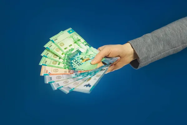 Kazakistan 'ın Tenge National parası mavi arka planda. Seçici odak.
