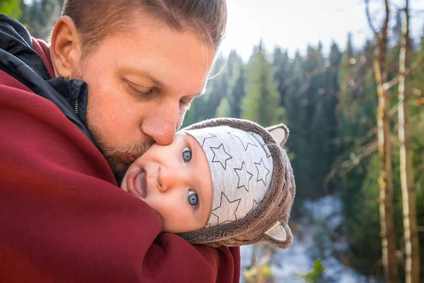 Vader Kust Zijn Grappige Baby Jongen Een Wandeling Outdoor — Stockfoto