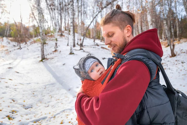 Schattige Baby Wandelingen Door Het Winterbos Sling Van Zijn Babykleding — Stockfoto