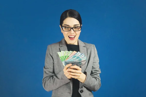 Jovem Feliz Óculos Olha Para Pacote Tenge Com Interesse Fundo — Fotografia de Stock