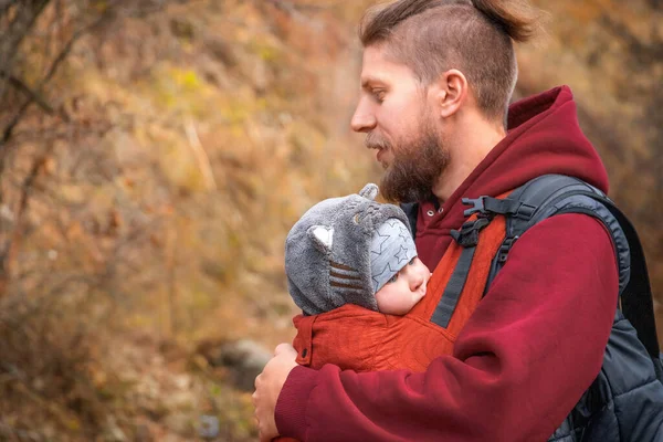 Babykleding Vader Vallen Buiten Met Kopieerruimte — Stockfoto