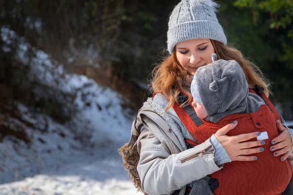 Jovem Mãe Com Seu Bebê Transporte Bebê Ergonômico Caminhadas Inverno — Fotografia de Stock