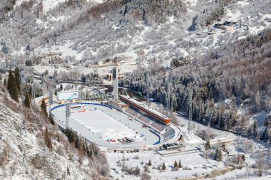 Almaty, Kazakistan - 16 Mart 2021: Havadan bakıldığında ünlü yüksek dağ sporları buz pateni pisti Medeo