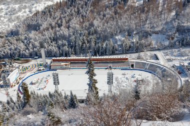 Almaty, Kazakistan - 16 Mart 2021: Top view Ünlü yüksek dağ sporları buz pateni pisti Medeo