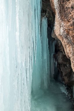 Uçurumun dibinde tehlikeli donmuş şelale.