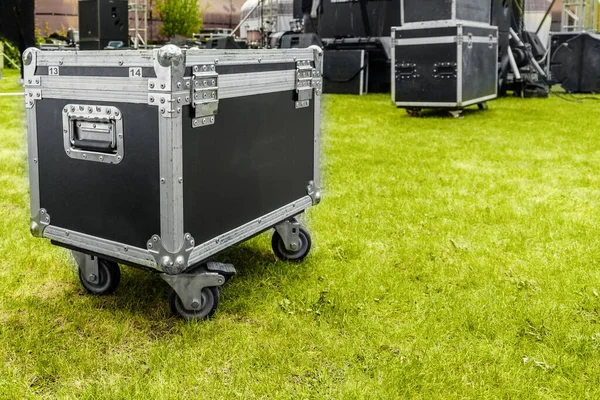 Versterkte zwarte doos voor het vervoer van muziekapparatuur — Stockfoto