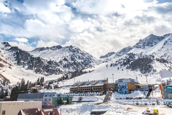 Shymbulak famosa estación de esquí cerca de la ciudad de Almaty en Asia central —  Fotos de Stock