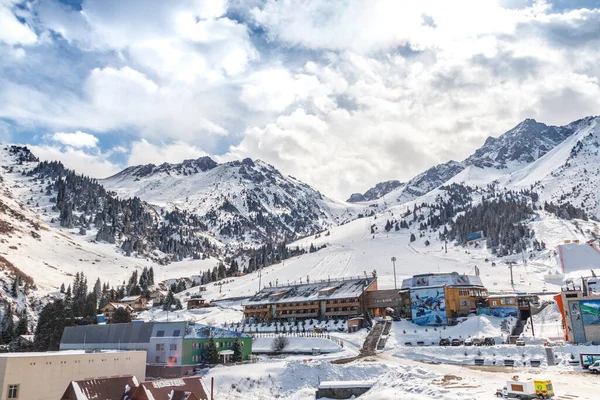 Orta Asya 'daki Almaty şehrinin yakınlarındaki Shymbulak kayak merkezi.
