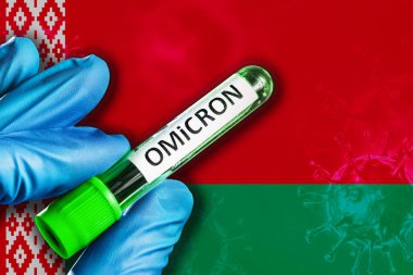 Belarus salgını Omikron varyantı. Mavi lastik eldivenli bir el, Belarus bayrağının önünde üzerinde covid-19 virüsü olan bir tüp tutuyor. Omicron varyant salgını kavramı