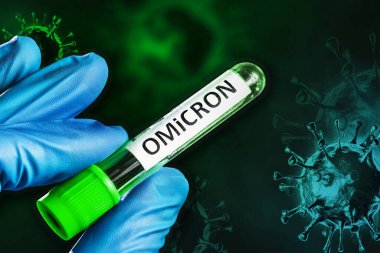 Omicron 'un yeni değişkeni. Doktorun elinde koronavirüs mutasyonları numunesi olan bir tüp var. Virüs hücresi koronavirüs arka planı.