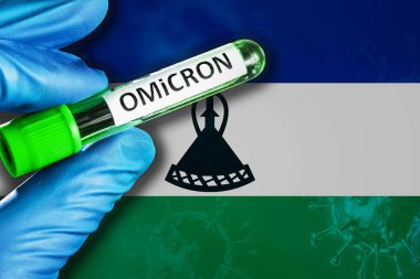 Lesotho salgını Omikron varyantı. Mavi lastik eldivenli bir el Lesotho bayrağının önünde kovid 19 virüslü bir tüp tutuyor. Omicron varyant salgını kavramı