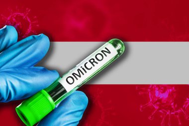Avusturya 'daki Omikron salgını. Mavi lastik eldivenli bir el Avusturya bayrağının önünde üzerinde covid-19 virüsü olan bir tüp tutuyor. Omicron varyant salgını kavramı