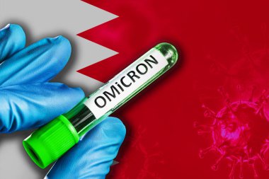 Omikron varyantı bahreyn salgını. Mavi lastik eldivenli bir el, Bahreyn bayrağının önünde kovid-19 virüslü bir tüp tutuyor. Omicron varyant salgını kavramı