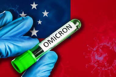 Samoa salgını mikron varyantı. Samoa bayrağının önünde üzerinde covid-19 virüsü olan bir test tüpü tutuyor.
