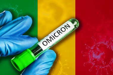 Mali salgını Omikron varyantı. Mavi lastik eldivenli bir el Mali bayrağının önünde kovid 19 virüslü bir tüp tutuyor. Omicron varyant salgını kavramı
