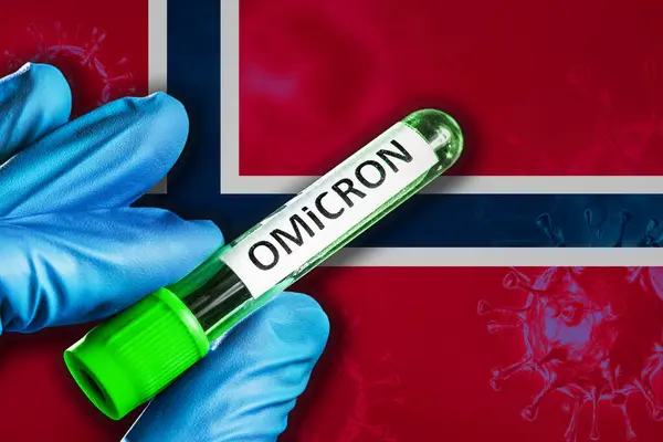 Brote noruego de variante omicrónica. La mano sostiene un tubo de ensayo con omicrón del virus covid-19 frente a la bandera de Noruega —  Fotos de Stock