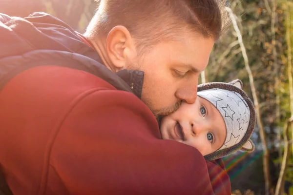 Vader Kust Zijn Baby Een Wandeling — Stockfoto