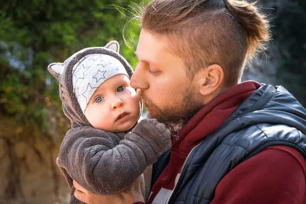 Jong Hipster Vader Met Zijn Zuigeling Baby Outdoor Portret Man — Stockfoto