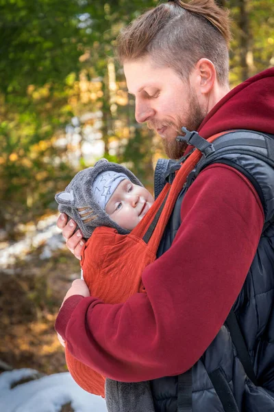 Zijaanzicht Van Jong Baard Babydragen Vader Met Zijn Baby Baby — Stockfoto