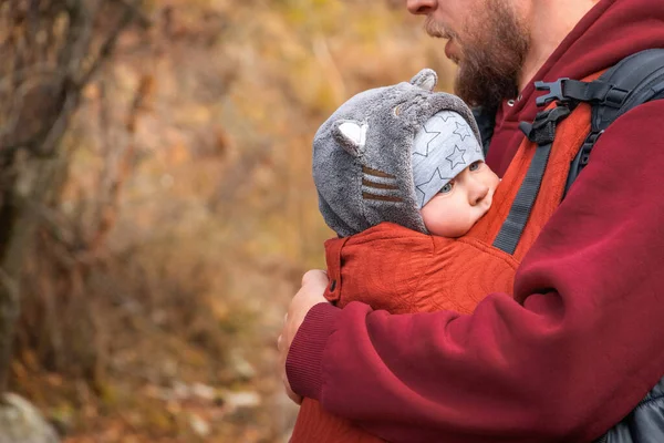 Babykleding Vader Herfst Buiten Met Kopieerruimte — Stockfoto