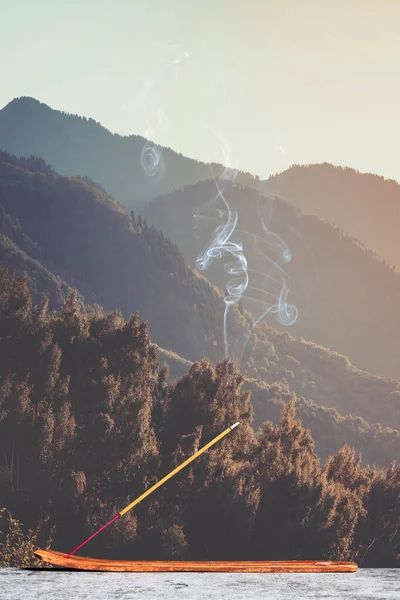 Asya Dağlarında Yanan Tütsü Çubuğu Kopya Alanı Ile Dikey Kombinasyon — Stok fotoğraf