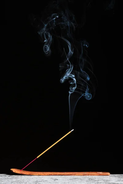 Bastone Incenso Fumante Trova Supporto Legno Isolato Uno Sfondo Nero — Foto Stock