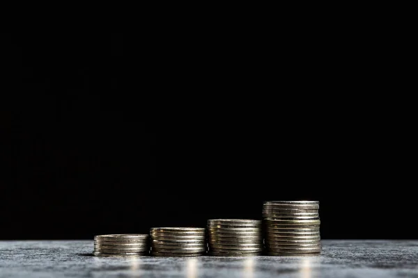 Stapelweise Münzen Auf Grauem Tisch Und Schwarzem Hintergrund Wie Wachstumssymbole — Stockfoto