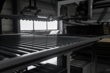 Bir taşıma bandına yakın çekim. İnsan gücünün reddi.