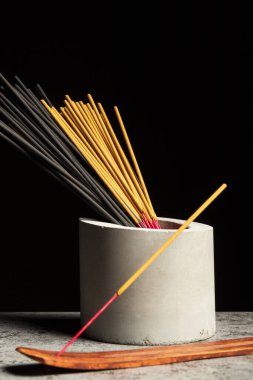 Pek çok farklı aromatik tütsü çubukları ve ahşap onlar için ayakta duruyor..